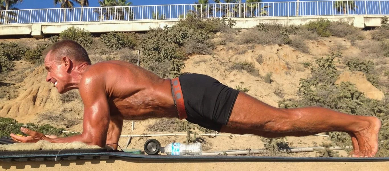 62χρονος πεζοναύτης από τις ΗΠΑ: Έσπασε το παγκόσμιο ρεκόρ στην άσκηση «σανίδα» - «Βάζω τέρμα τη μουσική» (βίντεο)